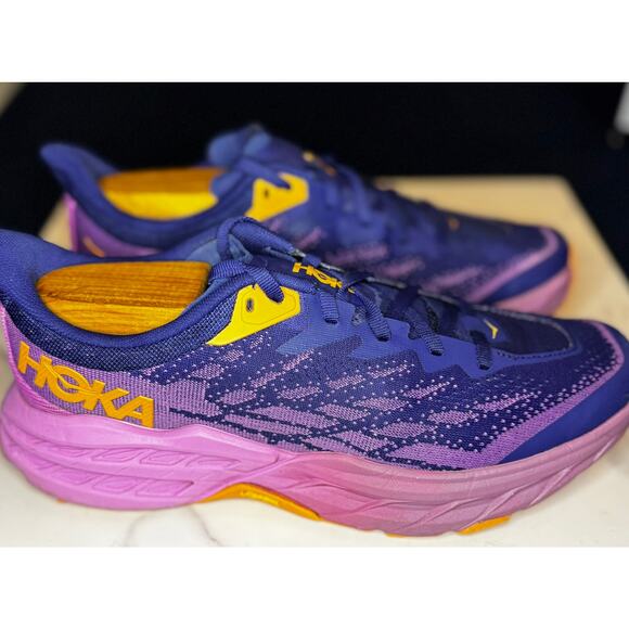 Hoka Women's SpeedGoat 5 in Excellent Condition size 9 B! - Picture 1 of 5